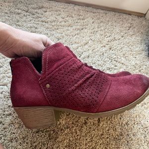 Earth Origins genuine suede leather “Amanda” style wine colored booties, 11W.